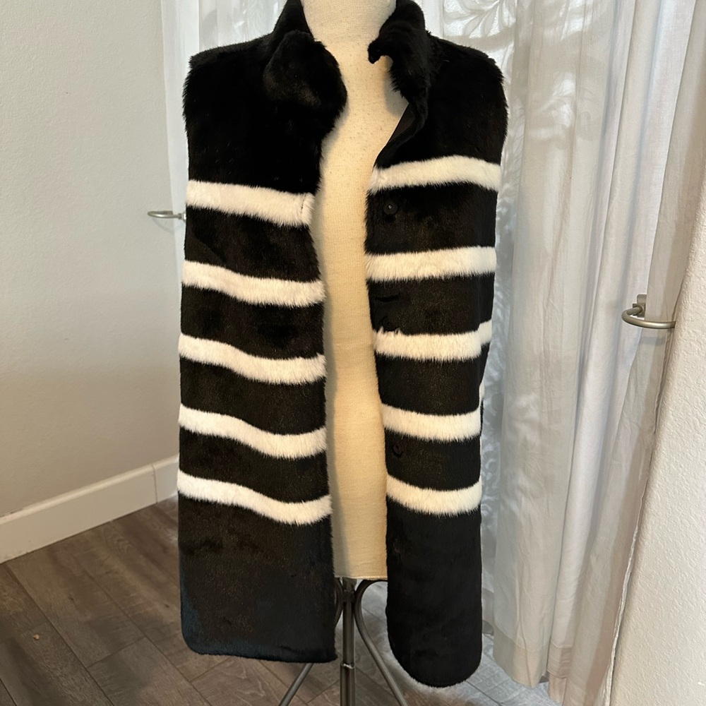 Chico’s black label faux fur vest size 1  ( 8-10)